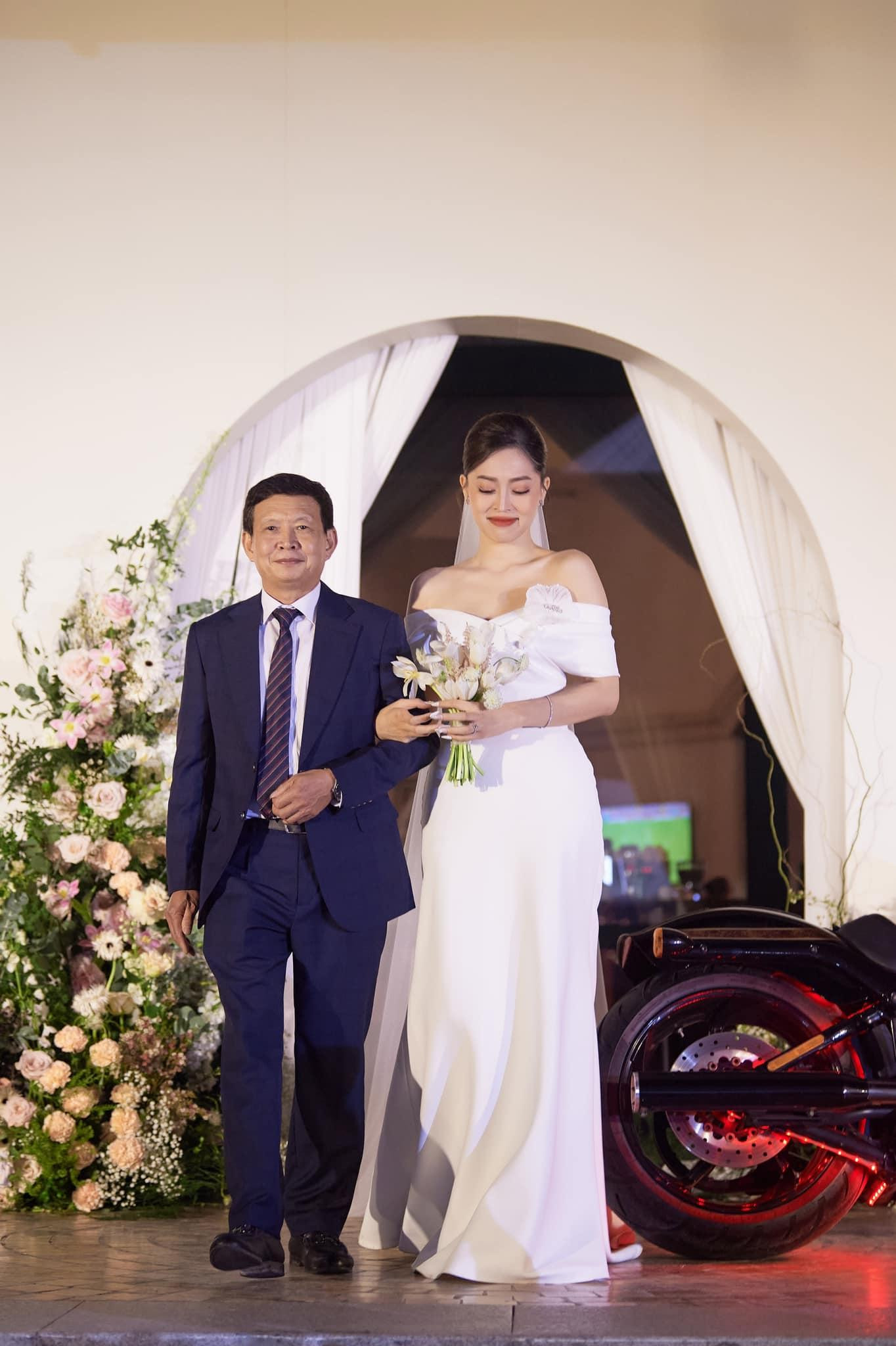 Khoảnh khắc bước vào lễ đường và khi nghe những lời nhắn nhủ của bố mẹ hai bên, Phương Nga đều rưng rưng nước mắt.