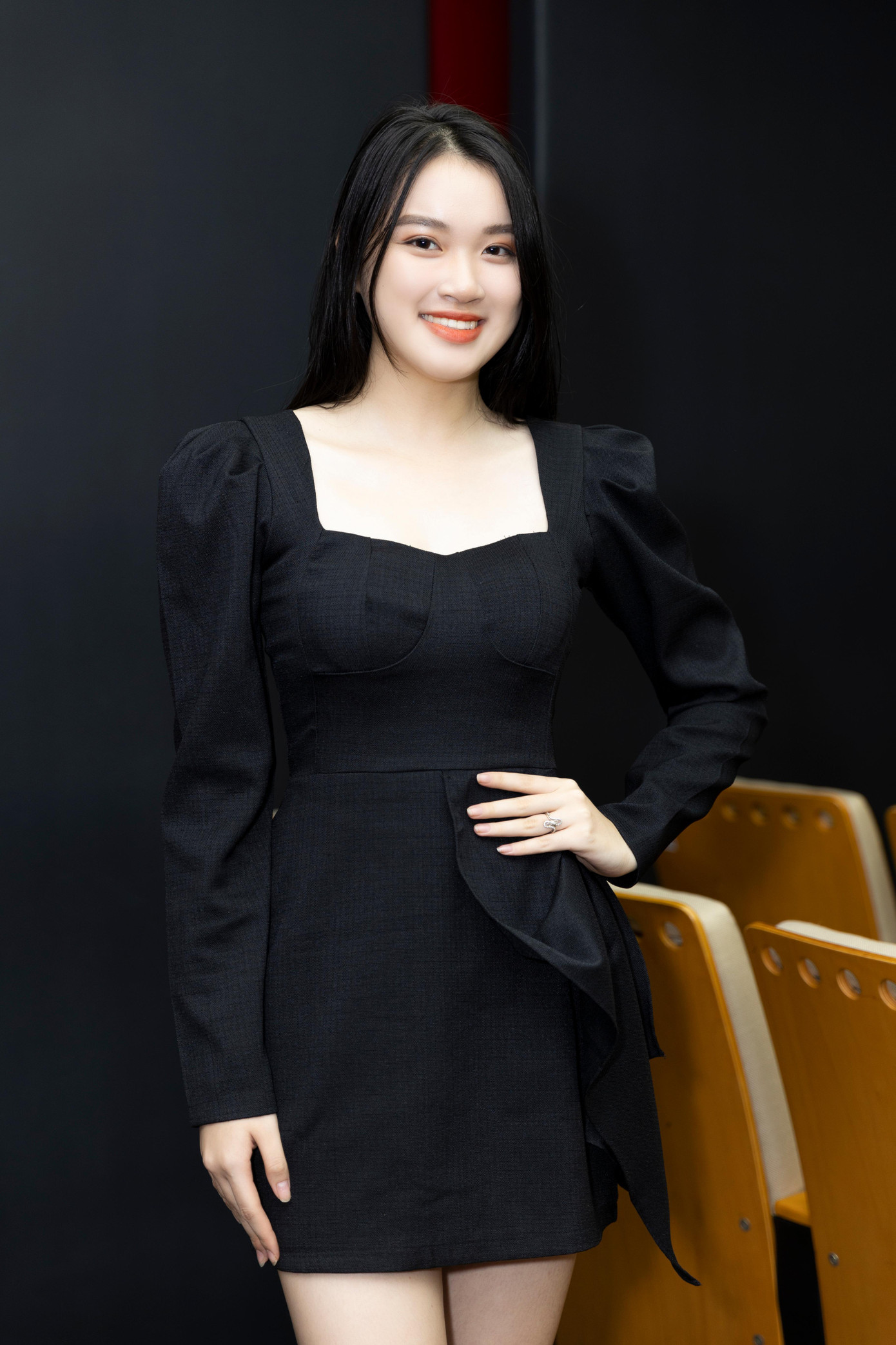 Thí sinh Phạm Thị Phương Trinh. Các thí sinh tự tin giao lưu, thể hiện thế mạnh của bản thân. Nhiều nhan sắc nổi bật mới, lần đầu ghi danh vào cuộc thi sắc đẹp xuất hiện.