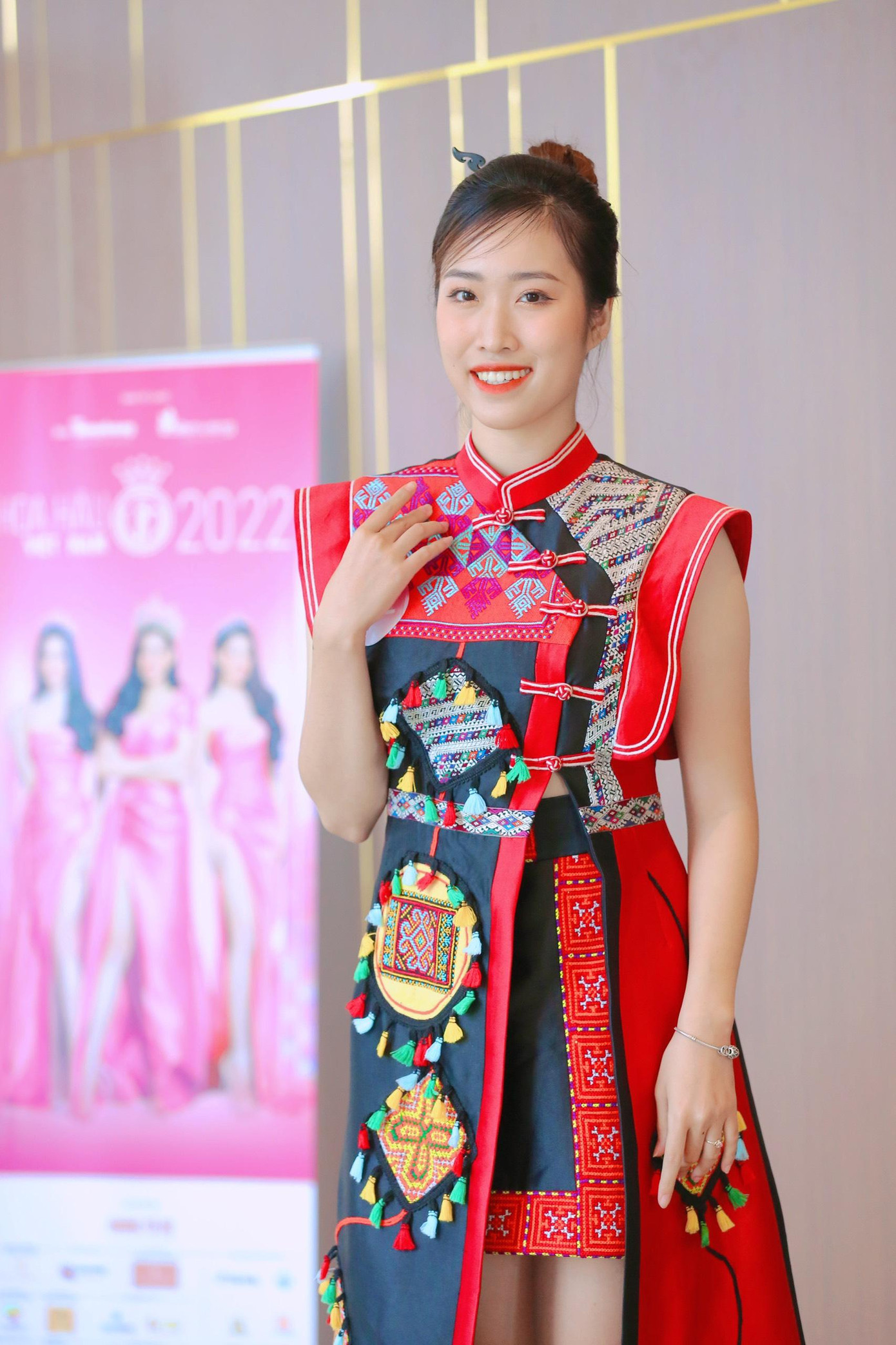 Thí sinh Vũ Hiền Phương (sinh năm 2000, SBD 332) đạt danh hiệu Á khôi 1 cuộc thi Miền cao nguyên đá Hà Giang 2022. Hiền Phương yêu thích và theo dõi các cuộc thi nhan sắc từ lâu. Cô từng đăng ký thi Hoa hậu Việt Nam 2020 nhưng bị loại ở vòng sơ khảo. Năm nay, cô quyết tâm trở lại khi có thêm có kinh nghiệm và trải nghiệm cuộc sống. Hiền Phương gây ấn tượng với bộ trang phục họa tiết thổ cẩm được thiết kế cách tân, lạ mắt. Thí sinh Vũ Hiền Phương (sinh năm 2000, SBD 332) đạt danh hiệu Á khôi 1 cuộc thi Miền cao nguyên đá Hà Giang 2022. Hiền Phương yêu thích và theo dõi các cuộc thi nhan sắc từ lâu. Cô từng đăng ký thi Hoa hậu Việt Nam 2020 nhưng bị loại ở vòng sơ khảo. Năm nay, cô quyết tâm trở lại khi có thêm có kinh nghiệm và trải nghiệm cuộc sống. Hiền Phương gây ấn tượng với bộ trang phục họa tiết thổ cẩm được thiết kế cách tân, lạ mắt.