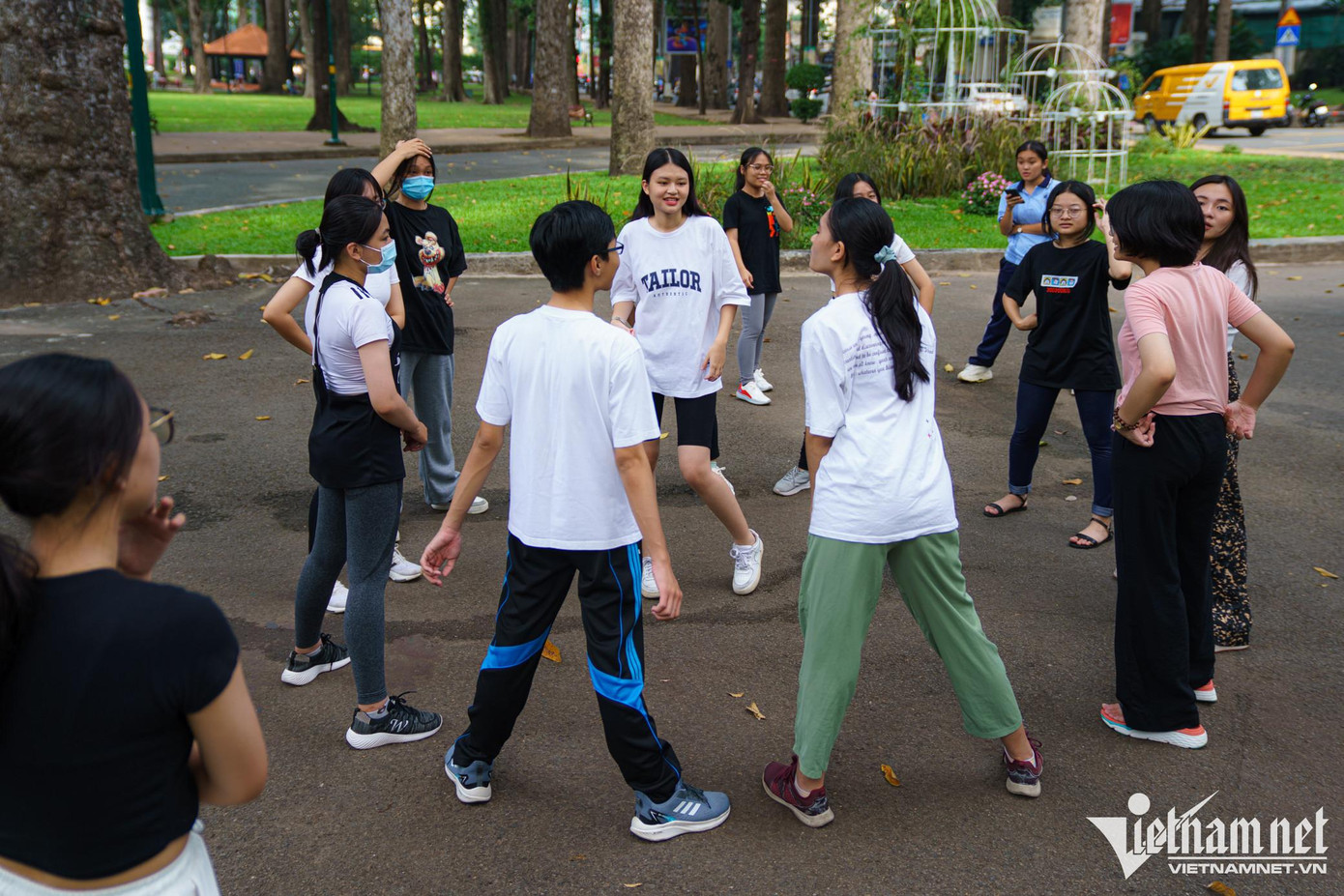 Học sinh, sinh viên ở các trường thường xuyên chọn đây là điểm tập luyện văn nghệ vì có bóng mát lớn và không khí trong lành.