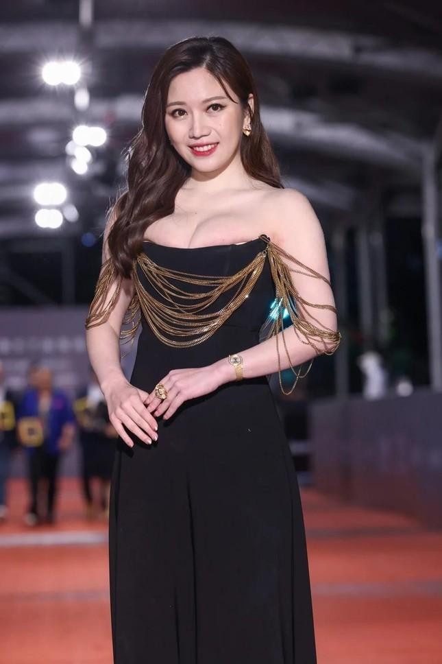 Diễn viên Thái Thượng Hoa o ép vòng một quá đà trên thảm đỏ gây chú ý. Ảnh: Stars.