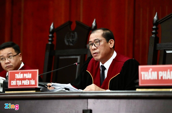 Sau khi hội ý, HĐXX quyết định triệu tập gấp bác sĩ giám định tâm thần cho bị cáo Dương Thị Bạch Diệp đến tòa. Ngoài ra, cần triệu tập thêm bác sĩ theo dõi tình trạng sức khỏe của bà Diệp trong quá trình xét xử.