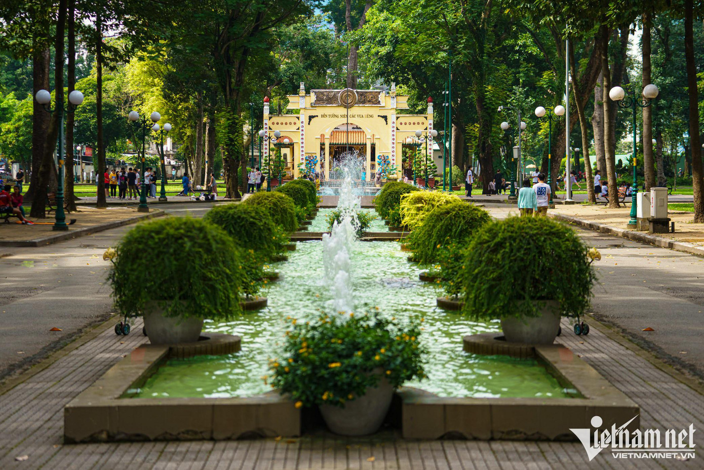 Trong khi đó, công viên Tao Đàn một thời phải có tường rào để tránh tụ tập các tệ nạn xã hội. Nơi đây không chỉ thu hút người dân các khu vực lân cận mà còn nhiều du khách đến từ phương xa.