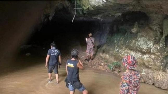 Châu Tú Na và Đàm Ngạn Tuấn có cảnh đối đầu trong hang động, do đó không kịp chạy ra ngoài khi hang ngập nước. Ảnh: HK01. Châu Tú Na và Đàm Ngạn Tuấn có cảnh đối đầu trong hang động, do đó không kịp chạy ra ngoài khi hang ngập nước. Ảnh: HK01.