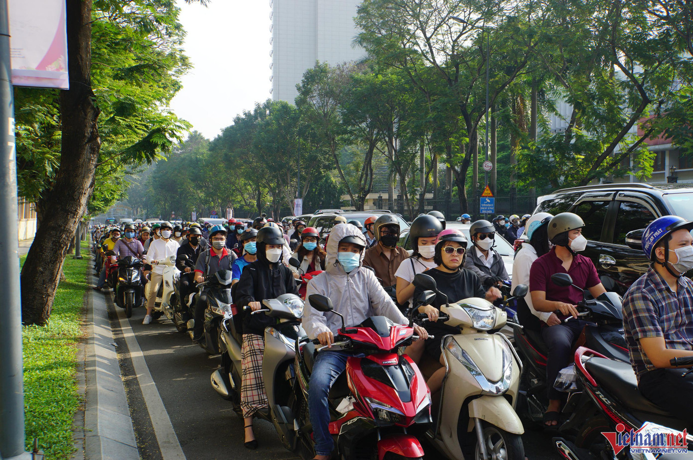 Kẹt xe trên đường Lê Duẩn hướng từ Nguyễn Bỉnh Khiêm đi nhà thờ Đức Bà