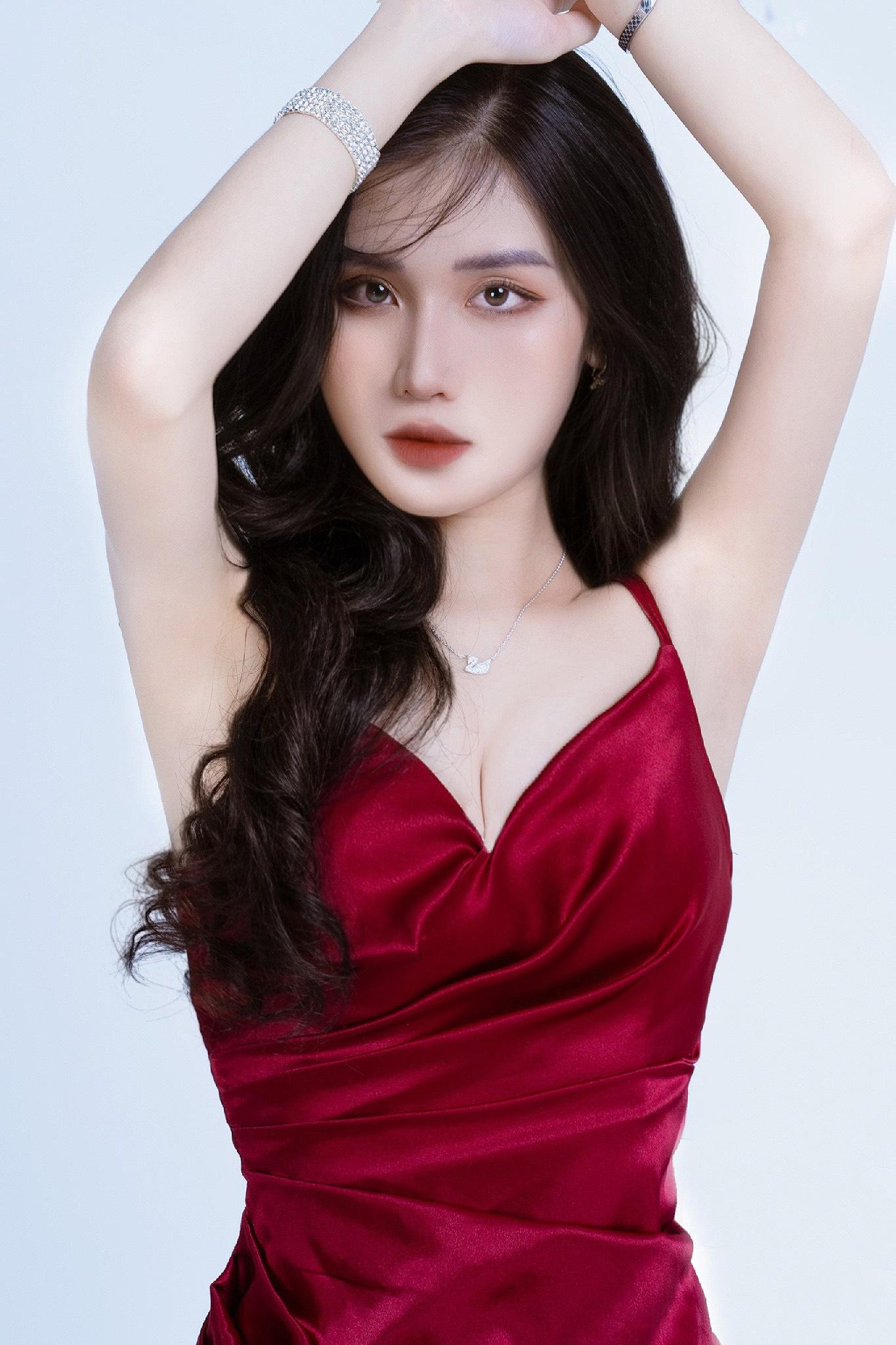 Thí sinh Mai Chi sinh năm 2001, quê Thái Bình. Cô có chiều cao 1,68 m và hiện là sinh viên Đại học Kinh doanh và Công nghệ Hà Nội. Chia sẻ với Tiền Phong, Mai Chi cho biết lý do cô tham gia Hoa hậu Việt Nam vì muốn thử sức ở một lĩnh vực mới. Trước đây, Mai Chi dự thi Vietnam's Next Top Model. “Tôi muốn thử thách mình ở một cuộc thi nhan sắc để có thêm trải nghiệm, học hỏi kinh nghiệm từ các thí sinh khác”, cô nói. Thí sinh Mai Chi sinh năm 2001, quê Thái Bình. Cô có chiều cao 1,68 m và hiện là sinh viên Đại học Kinh doanh và Công nghệ Hà Nội. Chia sẻ với Tiền Phong, Mai Chi cho biết lý do cô tham gia Hoa hậu Việt Nam vì muốn thử sức ở một lĩnh vực mới. Trước đây, Mai Chi dự thi Vietnam's Next Top Model. “Tôi muốn thử thách mình ở một cuộc thi nhan sắc để có thêm trải nghiệm, học hỏi kinh nghiệm từ các thí sinh khác”, cô nói.