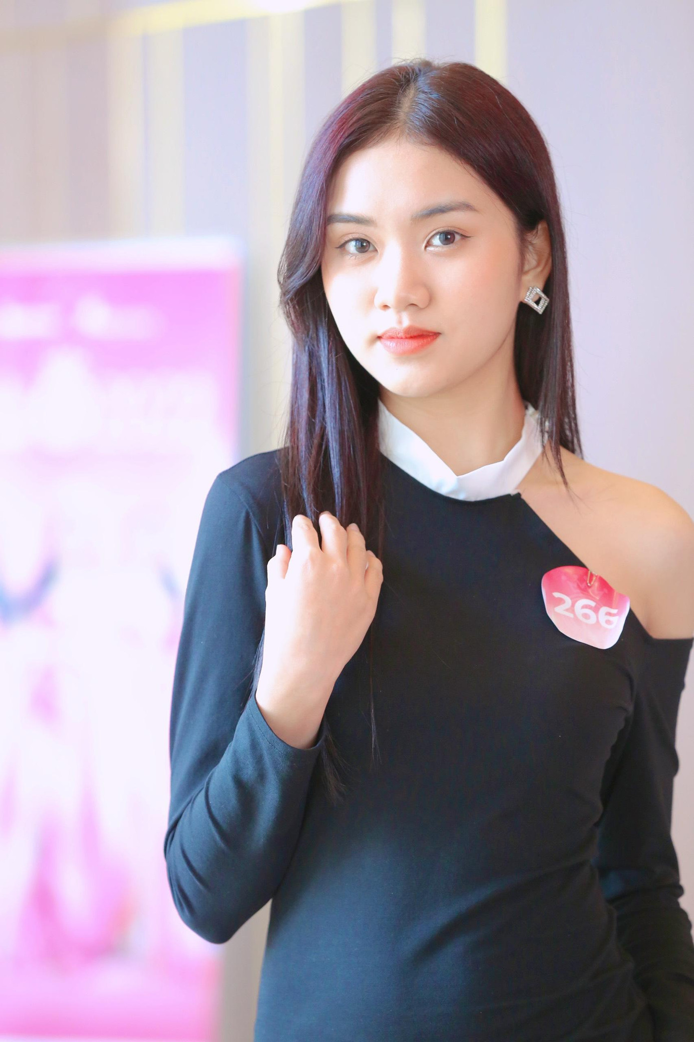 Thí sinh Nguyễn Trang Oanh (sinh năm 2004, SBD 266) từng đạt Giải nhất Đại sứ Chu Văn An - cuộc thi đề cao nhan sắc, trí tuệ. Hiện, cô là sinh viên năm nhất khoa Phát thanh Truyền hình, Học viện Báo chí và Tuyên truyền. Trang Oanh đến với Hoa hậu Việt Nam 2022 trong tâm thế học hỏi, trau dồi kinh nghiệm. “Nếu chưa đủ may mắn, em tiếp tục tập luyện và trở lại trong một cuộc thi khác”, Trang Oanh nhấn mạnh. Thí sinh Nguyễn Trang Oanh (sinh năm 2004, SBD 266) từng đạt Giải nhất Đại sứ Chu Văn An - cuộc thi đề cao nhan sắc, trí tuệ. Hiện, cô là sinh viên năm nhất khoa Phát thanh Truyền hình, Học viện Báo chí và Tuyên truyền. Trang Oanh đến với Hoa hậu Việt Nam 2022 trong tâm thế học hỏi, trau dồi kinh nghiệm. “Nếu chưa đủ may mắn, em tiếp tục tập luyện và trở lại trong một cuộc thi khác”, Trang Oanh nhấn mạnh.