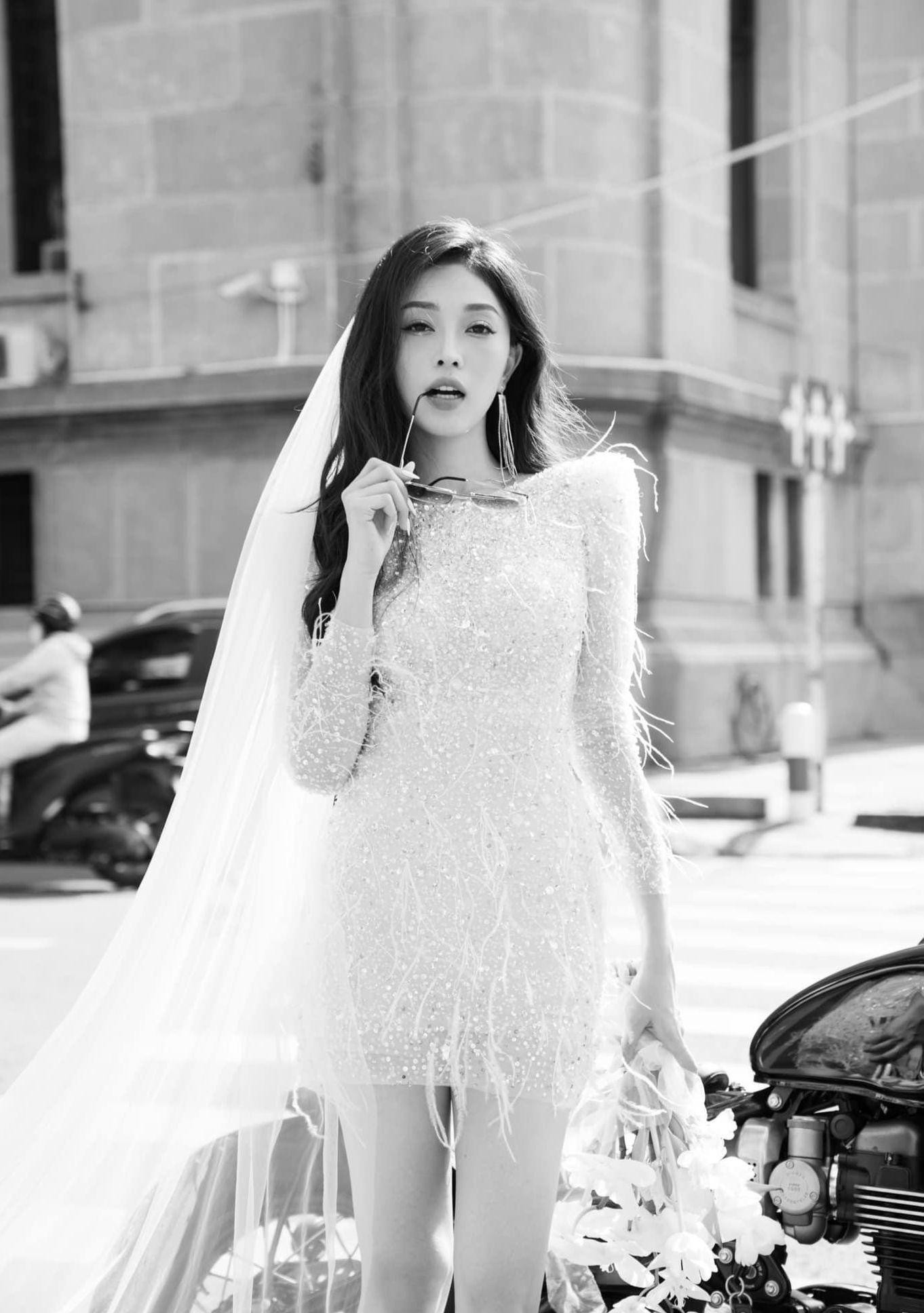 Dù chụp nhiều ảnh cưới nhưng thiết kế mặc trong hôn lễ vào ngày 21/10 chưa được Phương Nga hé lộ. Cách đây ít ngày, Phương Nga thú nhận chính cô chưa được thử váy cưới của mình. “Tôi cũng tò mò và hồi hộp khi nghĩ đến ngày lễ trọng đại. Khoảnh khắc mặc váy cưới bước vào sân khấu chính trước sự chính kiến của người thân, quan khách hai bên có lẽ tôi không nén được xúc động. Tôi nghĩ mình sẽ khóc rất nhiều”, Phương Nga nói.