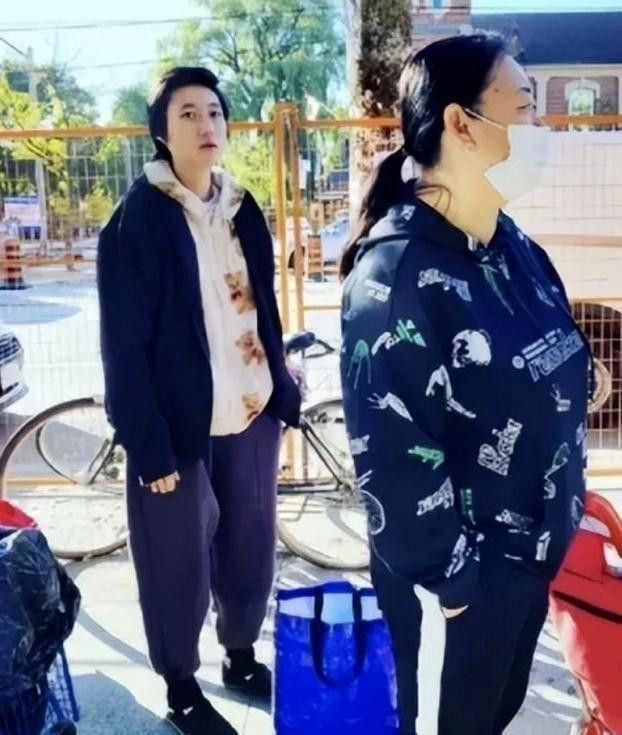 Con rơi của Thành Long lại bỏ nhà sang Canada sinh sống.