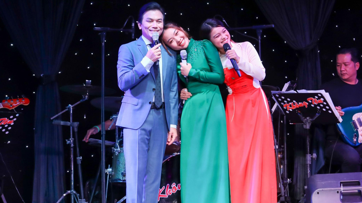 Mạnh Quỳnh cùng hai con nuôi của Phi Nhung trong đêm nhạc. Ảnh: BTC.