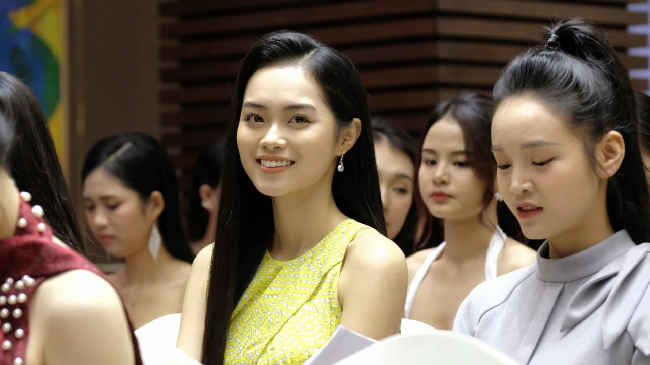 Hiện tại, các thí sinh bắt đầu bước vào vòng nhân trắc học. Sau đó là phần phỏng vấn kín cùng giám khảo. BGK của Hoa hậu Việt Nam 2022 gồm: Nhà báo Lê Xuân Sơn, Tổng biên tập báo Tiền Phong, Trưởng BTC cuộc thi - Trưởng ban Giám khảo. Nhà thơ Trần Hữu Việt, Uỷ viên BCH, Trưởng ban Nhà văn trẻ Hội Nhà văn Việt Nam, Trưởng ban Văn hóa - Văn nghệ báo Nhân Dân - Phó trưởng ban Giám khảo. NSƯT Xuân Bắc, Giám đốc Nhà hát Kịch Việt Nam - Phó trưởng ban Giám khảo. Các thành viên ban giám khảo gồm nhà thiết kế Lê Thành Hòa, Á hậu Nguyễn Thụy Vân, Á hậu Việt Nam 2008, BTV Đài Truyền hình Việt Nam, Hoa hậu Trần Tiểu Vy, Hoa hậu Việt Nam 2018, Hoa hậu Nguyễn Lê Bảo Ngọc - Hoa hậu Liên lục địa 2022.