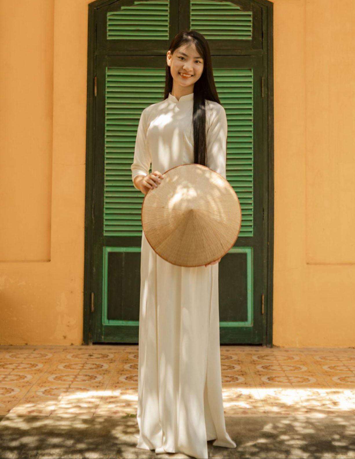 Thu Ngân tâm sự cô tham gia Hoa hậu Việt Nam 2022 vì muốn có dấu ấn, kỷ niệm đặc biệt trong độ tuổi 18 của mình. Ngoài ra, đây cũng là nơi cô có thể học hỏi thêm nhiều kiến thức, trau dồi các kỹ năng để hoàn thiện bản thân. Vừa rời ghế trường THPT, Thu Ngân thú nhận cô còn nhiều bỡ ngỡ và lo lắng. “Tôi muốn mang đến cuộc thi sự tươi trẻ, nét đẹp trong sáng, thân thiện và luôn tràn đầy năng lượng của tuổi 18. Mơ ước tham gia cuộc thi từ lâu và tôi đã cố đợi tới khi mình tròn 18 tuổi”, Thu Ngân trải lòng.