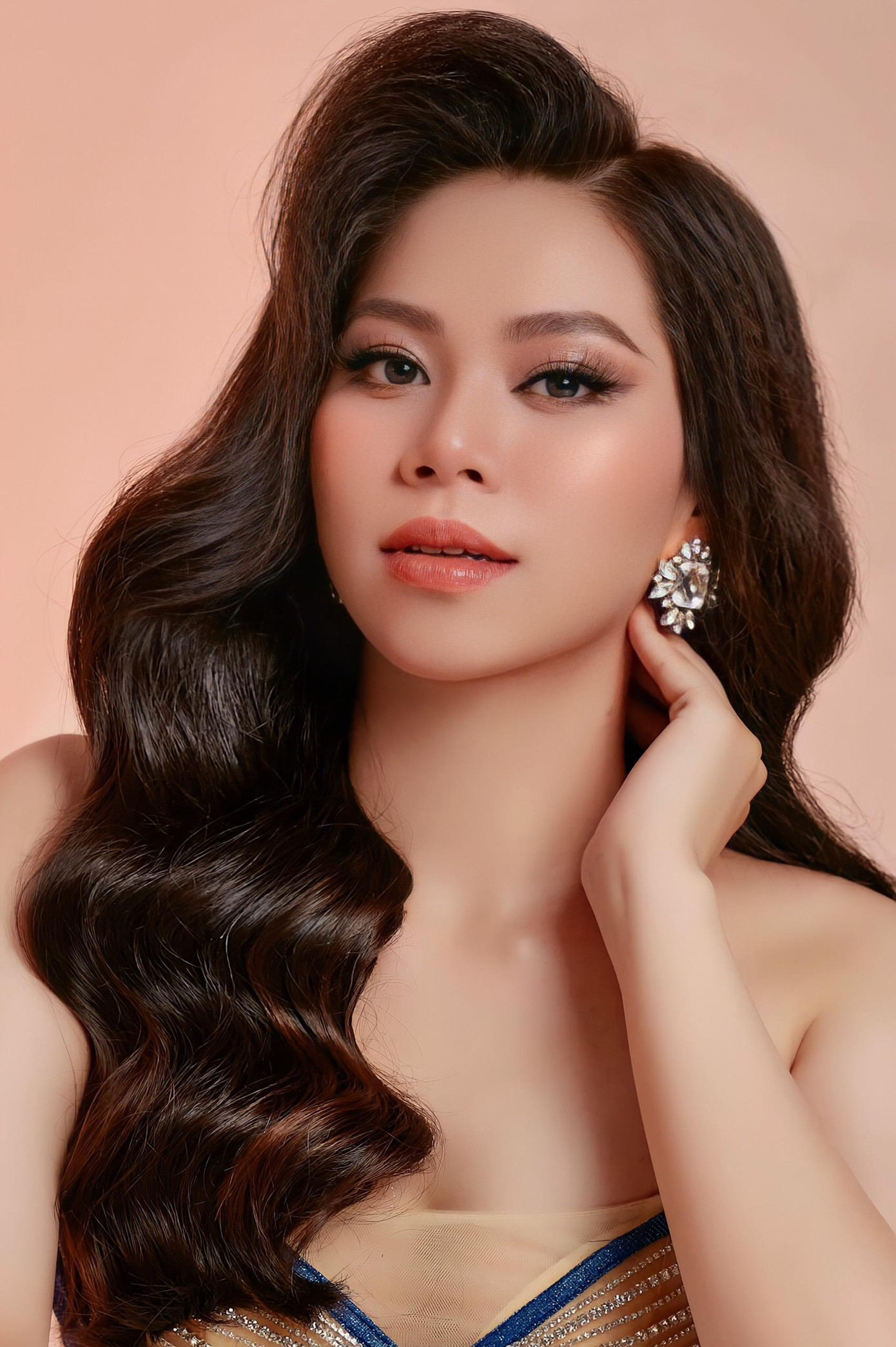 Thí sinh Trần Thị Nhi sinh năm 2002 ở Cà Mau. Nhi hiện là sinh viên khoa Du lịch, Đại học Văn hóa TP.HCM. Trước khi ghi danh tại Hoa hậu Việt Nam 2022, Nhi tham gia cuộc thi Nét đẹp sinh viên Đại học Văn hóa TP.HCM và vào top 9. Cô tự tin giao tiếp tiếng Anh tốt.