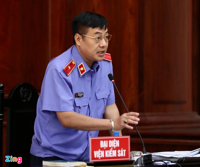 Nêu quan điểm, đại diện VKSND Cấp cao tại TP.HCM cho rằng không có tài liệu và căn cứ chứng minh bà Diệp bị tâm thần, đồng thời phiên tòa đã được mở lần thứ 4, nên đề nghị HĐXX tiếp tục làm việc.