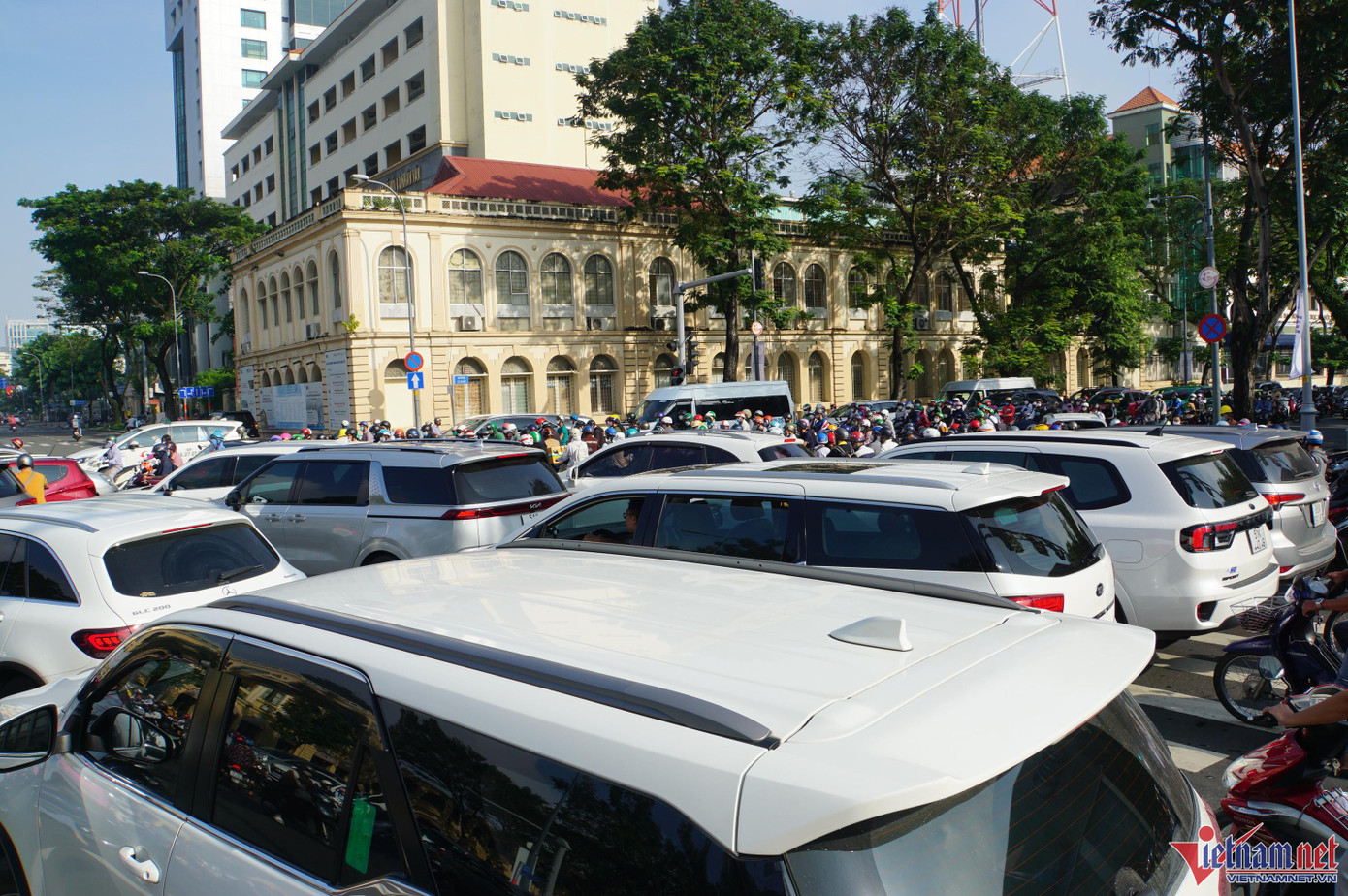 Cảnh rối loạn giao thông qua khu vực ngã tư Lê Duẩn- Đinh Tiên Hoàng