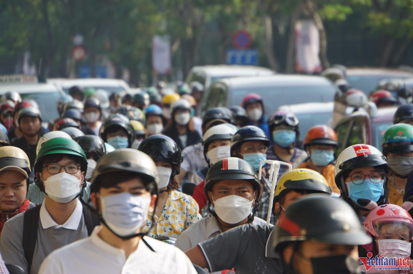 Người dân mắc kẹt trên đường trung tâm TP.HCM để đi làm, đến trường học