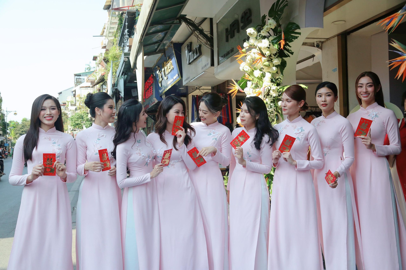 Chia sẻ với Tiền Phong, ông Đỗ Ngọc Giao - bố Hoa hậu Đỗ Mỹ Linh bày tỏ sự hồi hộp và hạnh phúc khi con gái chuẩn bị lên xe hoa. Ông Đỗ Ngọc Giao nhấn mạnh Vinh Quang là chàng trai ngoan, hiền, sống tình cảm và chu đáo. Hai gia đình có sự tương đồng về truyền thống và nếp sống ở Hà Thành.