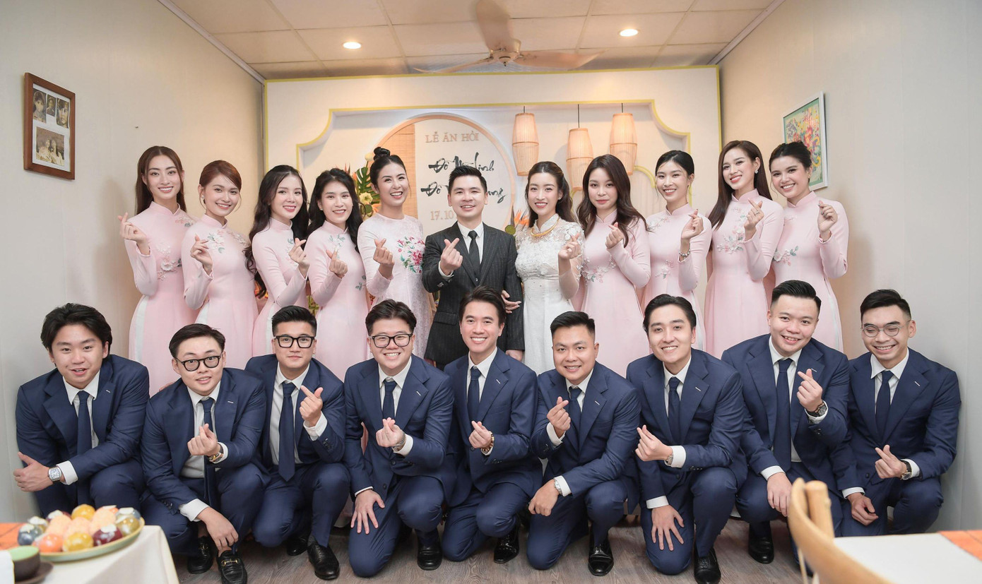 Dàn bê tráp nhà gái gồm các người đẹp Hoa hậu Đỗ Thị Hà, Lương Thùy Linh, Á hậu Thùy Dung, Phương Nga, Diệu Thùy, Hoa khôi Huỳnh Thúy Vi và các em gái của cô dâu.