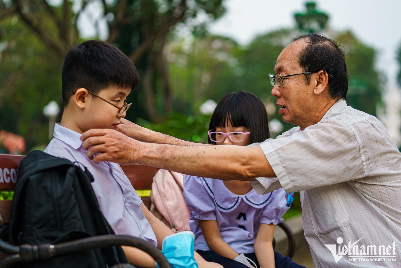 Ông Võ Thanh Bon (59 tuổi) có hơn 38 năm thường xuyên lui tới công viên này. Ông cho biết, do nhà ở đối diện, ngày nào ông cũng đến tập thể dục. "Từ lúc còn trẻ, tôi đã tới đây chơi cùng bạn bè, bây giờ lại dẫn con ra hóng gió sau giờ tan học căng thẳng", ông Bon chia sẻ.