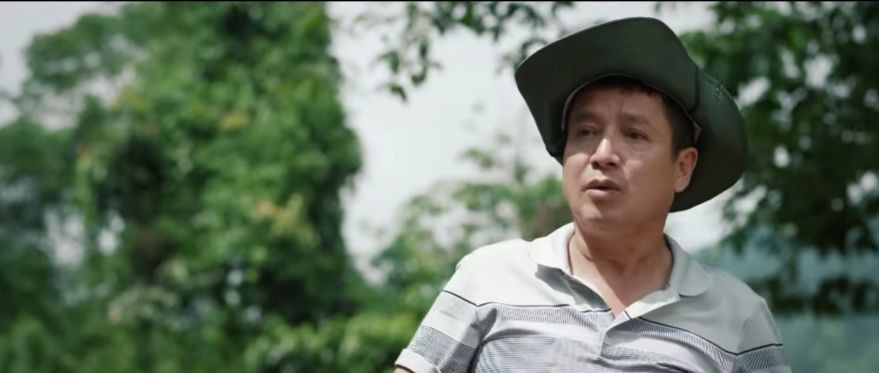 Ông Phúc (NSƯT Chí Trung) hướng dẫn ông Khôi (NSND Trọng Trinh) bắt cá. Ảnh: Chụp màn hình. Ông Phúc (NSƯT Chí Trung) hướng dẫn ông Khôi (NSND Trọng Trinh) bắt cá. Ảnh: Chụp màn hình.