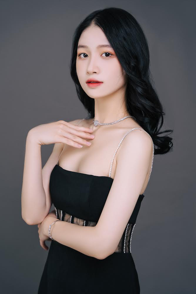 Thí sinh Nguyễn Thị Huyền My có nhan sắc ngọt ngào và hình thể quyến rũ. Huyền My sinh năm 2002, đến từ Thanh Hóa. Cô hiện là sinh viên tại Học viện Báo chí và Tuyên truyền.