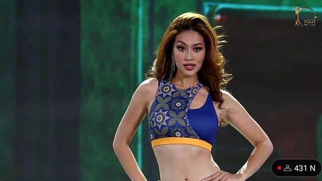 Màn hất tóc, nhướn mày giúp Thiên Ân ghi điểm tại đêm bán kết Hoa hậu Hòa bình Quốc tế.