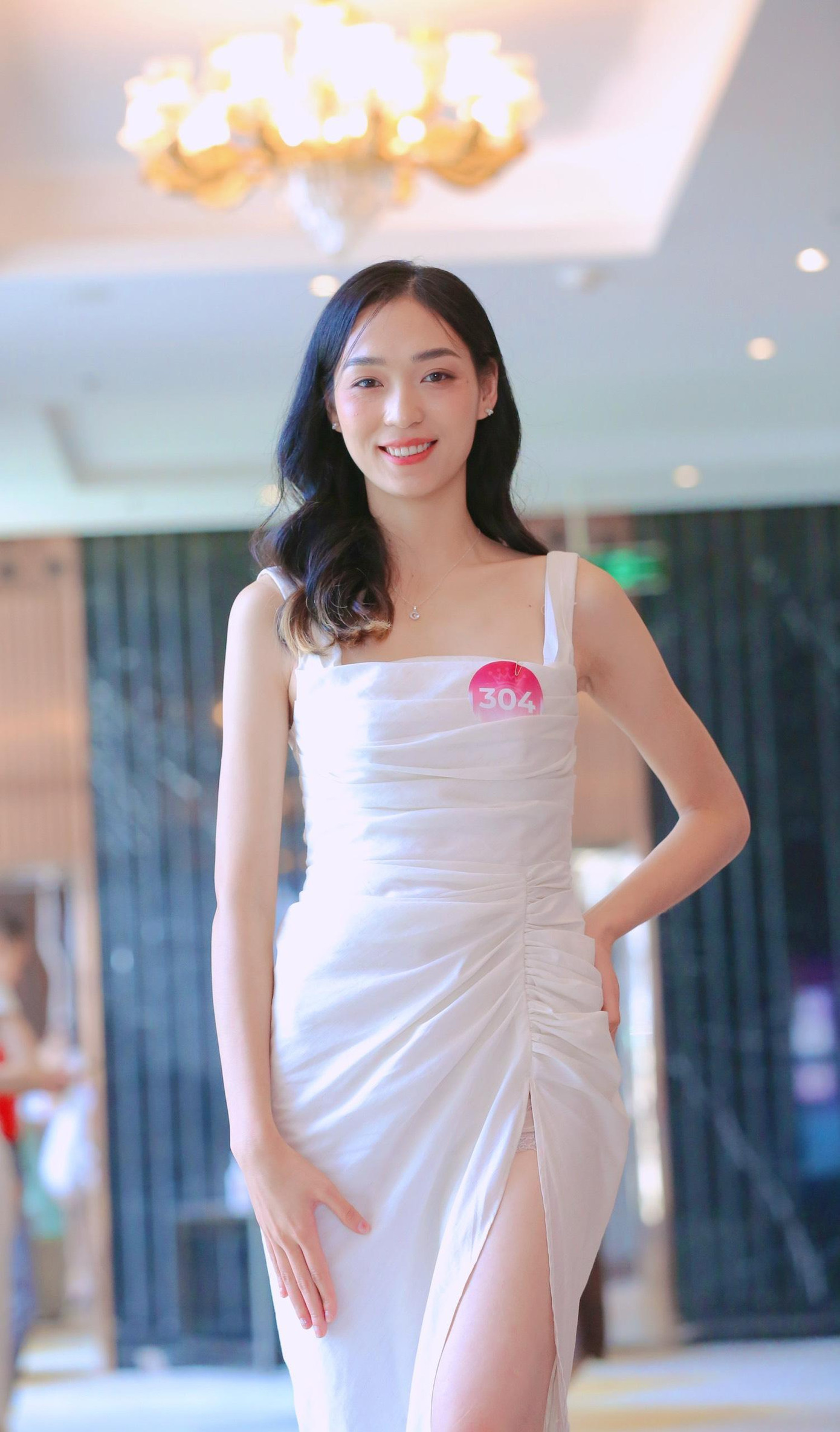 Thí sinh Hoàng Lan Phúc (sinh năm 2000, SBD 304, Bắc Giang) sở hữu chiều cao 1,73 m. Cô hiện là sinh viên Đại học Kinh tế quốc dân. Lan Phúc vào top 10 Hoa khôi Thủ đô 2019 và giành giải người đẹp Du lịch. Lan Phúc thú nhận cô chưa thực sự tự tin nên quyết định dự thi cách đây 1 tuần. Cô giấu bố mẹ chuyện thi hoa hậu vì ngại. Lan Phúc đặc biệt ấn tượng với sự thân thiện, dễ gần của giám khảo Lê Nguyễn Bảo Ngọc. Theo Lan Phúc, với những gì đã thể hiện tại Miss World Việt Nam, Hoa hậu Liên lục địa, Bảo Ngọc hoàn toàn xứng đáng ngồi vị trí giám khảo. Thí sinh Hoàng Lan Phúc (sinh năm 2000, SBD 304, Bắc Giang) sở hữu chiều cao 1,73 m. Cô hiện là sinh viên Đại học Kinh tế quốc dân. Lan Phúc vào top 10 Hoa khôi Thủ đô 2019 và giành giải người đẹp Du lịch. Lan Phúc thú nhận cô chưa thực sự tự tin nên quyết định dự thi cách đây 1 tuần. Cô giấu bố mẹ chuyện thi hoa hậu vì ngại. Lan Phúc đặc biệt ấn tượng với sự thân thiện, dễ gần của giám khảo Lê Nguyễn Bảo Ngọc. Theo Lan Phúc, với những gì đã thể hiện tại Miss World Việt Nam, Hoa hậu Liên lục địa, Bảo Ngọc hoàn toàn xứng đáng ngồi vị trí giám khảo.