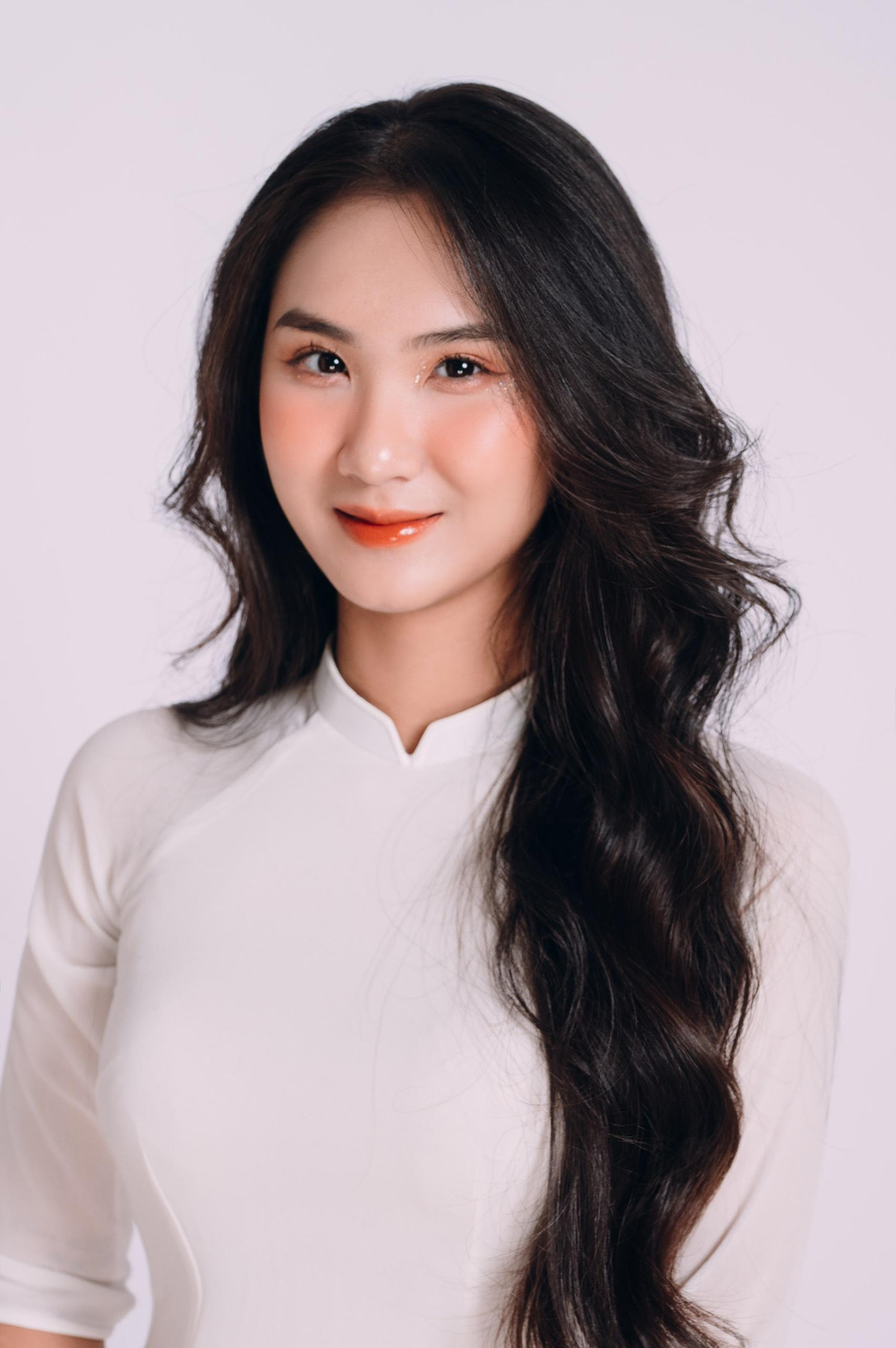 Thí sinh Lê Phương Ly sinh năm 2004, quê Thanh Hoá. Cô cao 1,7 m, là sinh viên Đại học Công đoàn. Phương Ly chia sẻ thi hoa hậu là ước mơ từ nhỏ của mình: “Tôi muốn vượt qua giới hạn của bản thân để chạm tới ước mơ. Tôi muốn cho ba mẹ, mọi người xung quanh thấy được mình đã trưởng thành”. Thí sinh Lê Phương Ly sinh năm 2004, quê Thanh Hoá. Cô cao 1,7 m, là sinh viên Đại học Công đoàn. Phương Ly chia sẻ thi hoa hậu là ước mơ từ nhỏ của mình: “Tôi muốn vượt qua giới hạn của bản thân để chạm tới ước mơ. Tôi muốn cho ba mẹ, mọi người xung quanh thấy được mình đã trưởng thành”.