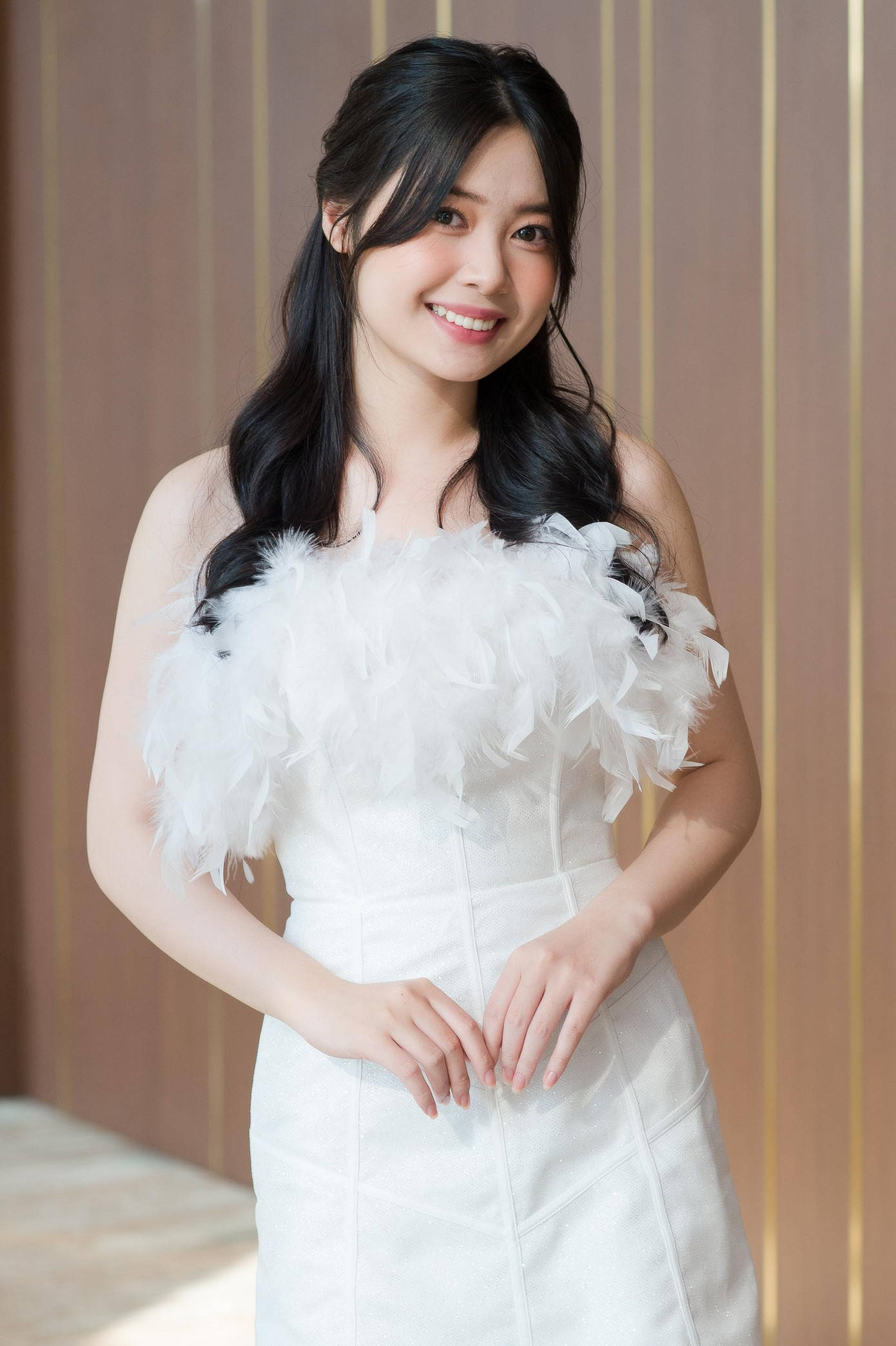 Thí sinh Nguyễn Thúy Trà hiện là sinh viên Đại học Kinh tế Quốc dân theo diện tuyển thẳng do đạt học lực xuất sắc và chứng chỉ IELTS 7.0. Thúy Trà giấu gia đình đăng ký dự thi Hoa hậu Việt Nam 2022. Cô bất ngờ khi bố mẹ thấy hình ảnh của mình trên Fanpage cuộc thi và từ Nghệ An ra Hà Nội cổ vũ, động viên.