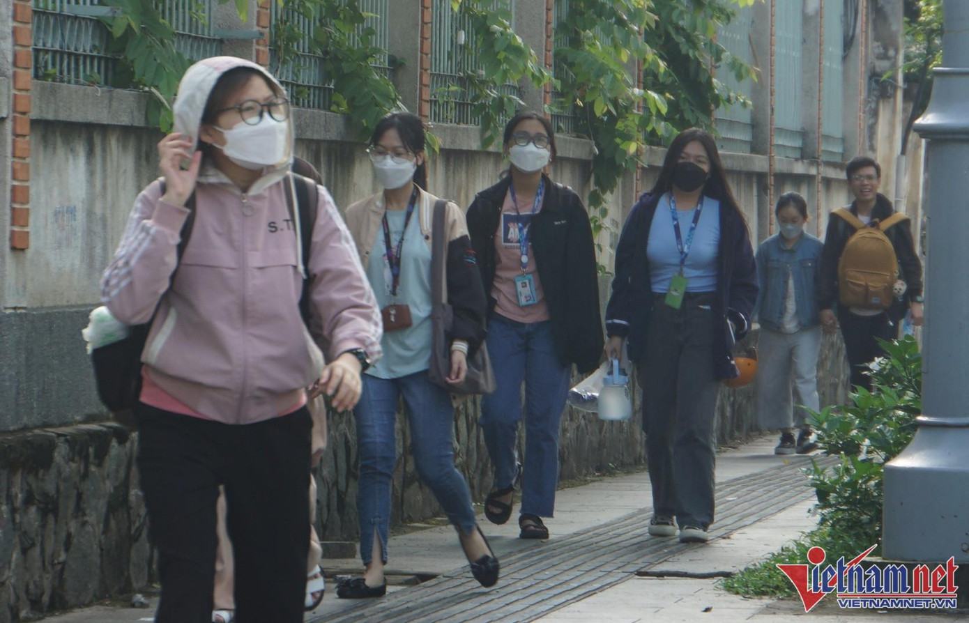 Nhiều người phải rời xe buýt, taxi, xe ôm... để đi bộ đến chỗ làm, nơi học tập vì đường trung tâm ùn tắc