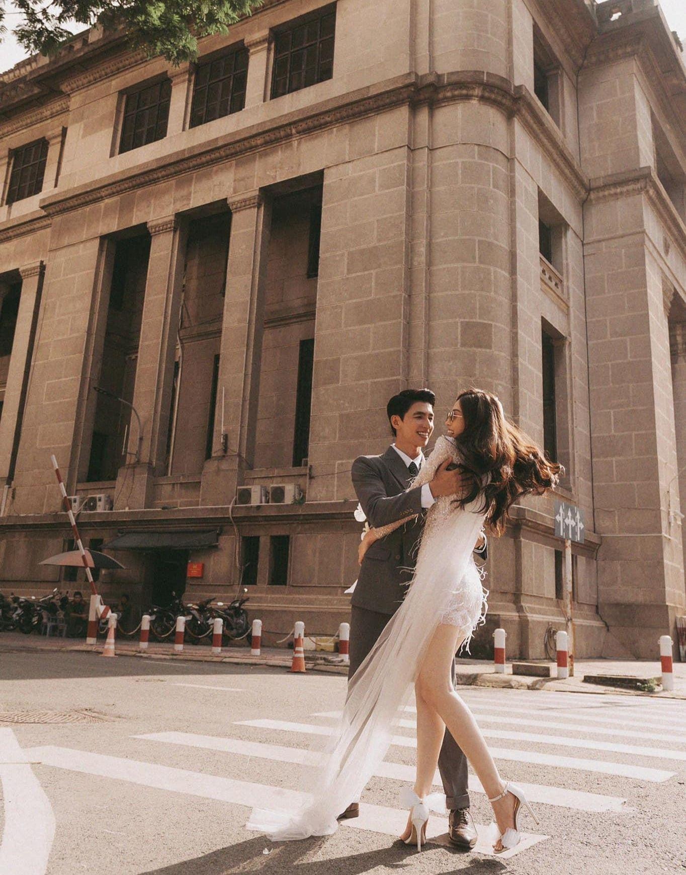 Trước đám cưới hai ngày, Á hậu Phương Nga tiếp tục tung bộ ảnh thứ 3 của mình. Những khoảnh khắc ngẫu hứng trên đường phố được Phương Nga và Bình An thể hiện sinh động và cuốn hút.