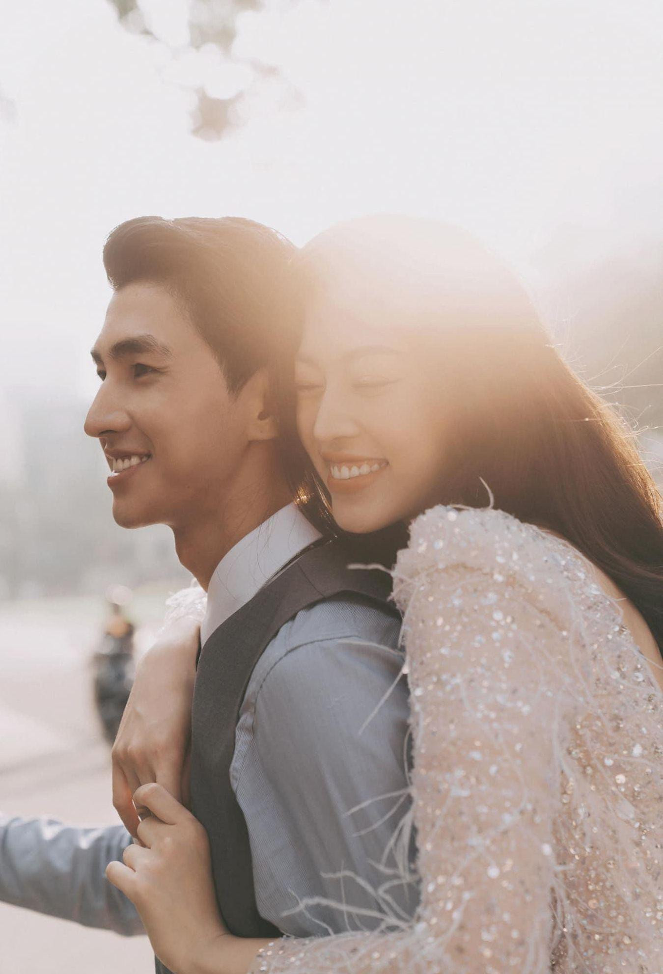 Phương Nga cũng bật mí, sau khi kết hôn, cô và Bình An sẽ đổi xưng hô từ “cậu - mợ” thành “bạn - mình”. Cả hai chưa có ý định sinh con trong thời gian tới. Hiện, Phương Nga vẫn học chương trình thạc sĩ còn Bình An bận rộn khá nhiều dự án phim ảnh mới.