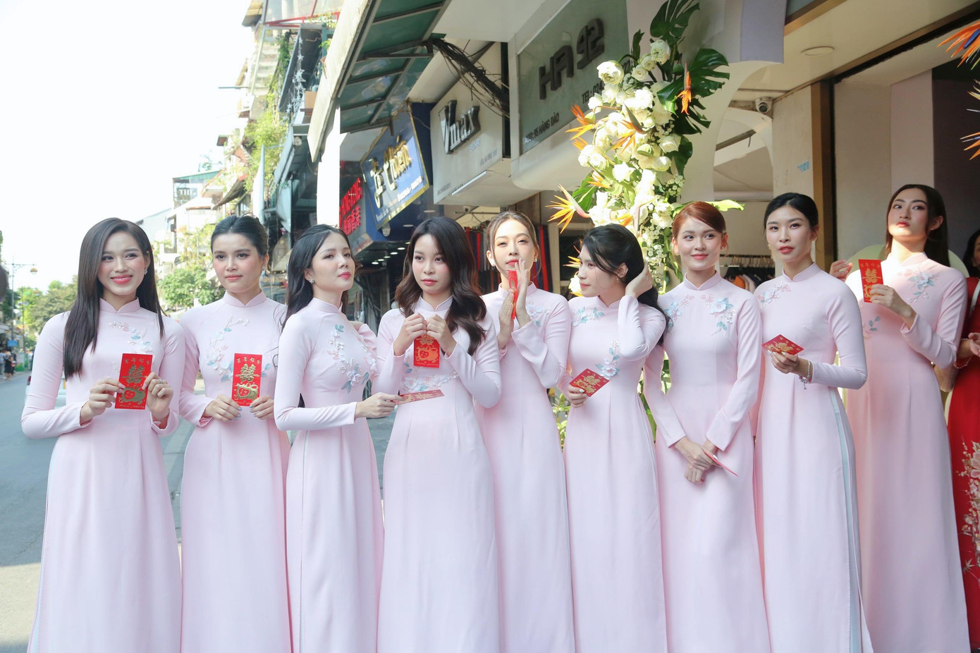 Đội hình hoa hậu, á hậu bê tráp lễ ăn hỏi Đỗ Mỹ Linh. “Không phải tôi không muốn nói về người bạn đời của mình. Bất cứ ai khi yêu, chuẩn bị kết hôn đều muốn chia sẻ về người chồng, người vợ tương lai. Đó là hạnh phúc cũng là niềm hãnh diện cho đối phương. Tuy nhiên, bạn trai tôi là doanh nhân. Anh ấy không quen với việc xuất hiện trên truyền thông cũng như mạng xã hội nên tôi muốn giữ sự riêng tư cho anh và mối quan hệ của chúng tôi”, Hoa hậu Đỗ Mỹ Linh bộc bạch.