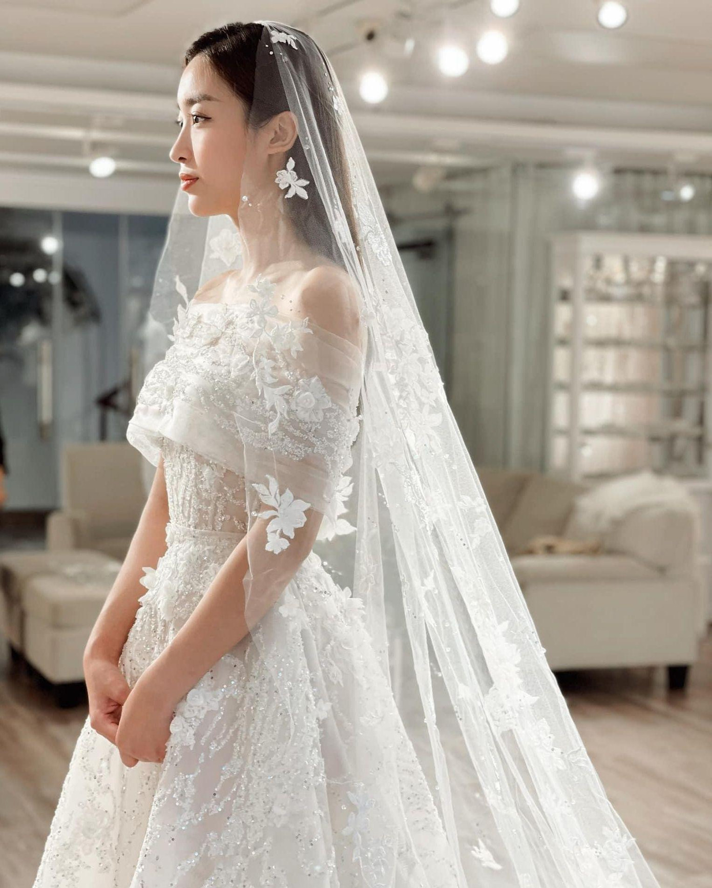 Hình ảnh trong buổi thử váy cưới của Hoa hậu Đỗ Mỹ Linh. Ảnh: Calla.