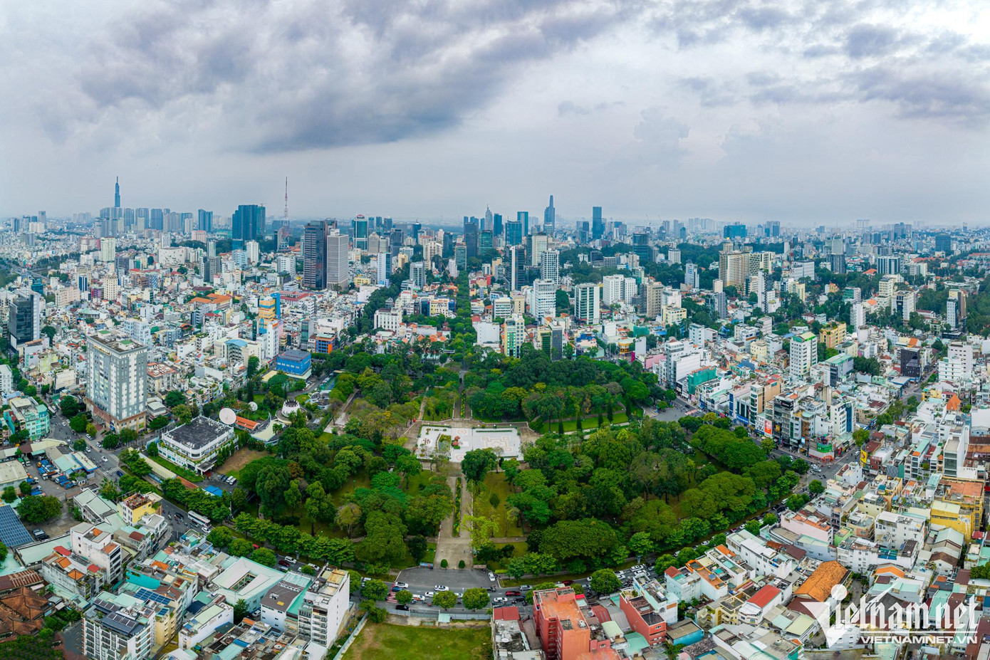 Công viên Lê Văn Tám ở trung tâm quận 1 (TP.HCM), có diện tích gần 6ha, được TP.HCM xây dựng từ năm 1985 nhân kỷ niệm 10 năm Ngày Giải phóng miền Nam 30/4.