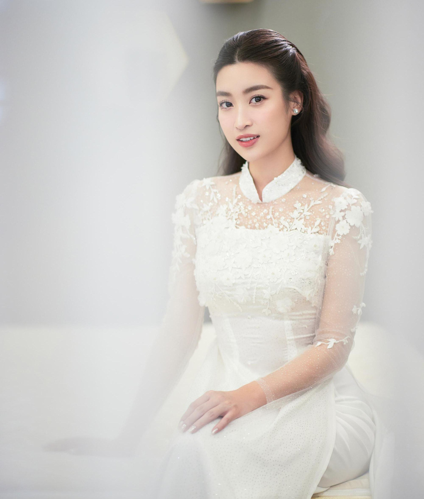 Chia sẻ với Tiền Phong, Hoa hậu Ngọc Hân nói: "Chiếc áo màu trắng có tên Thanh Ngọc Ban Mai lấy cảm hứng từ những bông hoa mai vào buổi sáng sớm vẫn còn đọng những giọt sương với ý nghĩa nói về tình yêu trong sáng, thanh khiết của Linh. Màu trắng tượng trưng cho sự nhẹ nhàng, thanh tao giống tính cách của Linh. Hai chị em đã lên ý tưởng cho bộ áo dài cách đây hơn 1 tháng. Những bông hoa được đính kết tỉ mỉ bằng pha lê, cườm chắc chắn giúp Linh tỏa sáng trong ngày trọng đại".