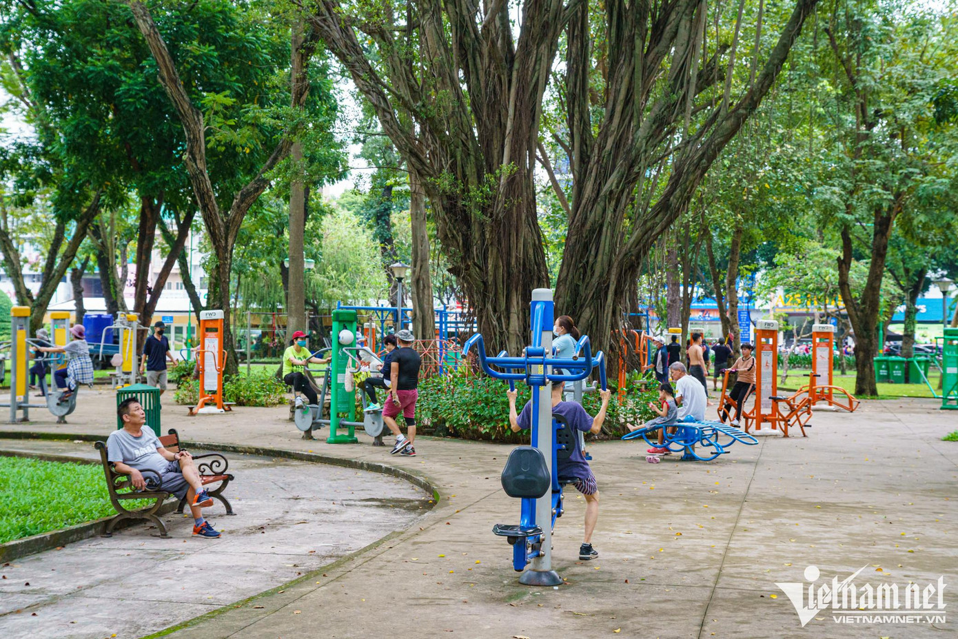 Một góc công viên được lắp đặt thiết bị thể dục thể thao phục vụ người dân.