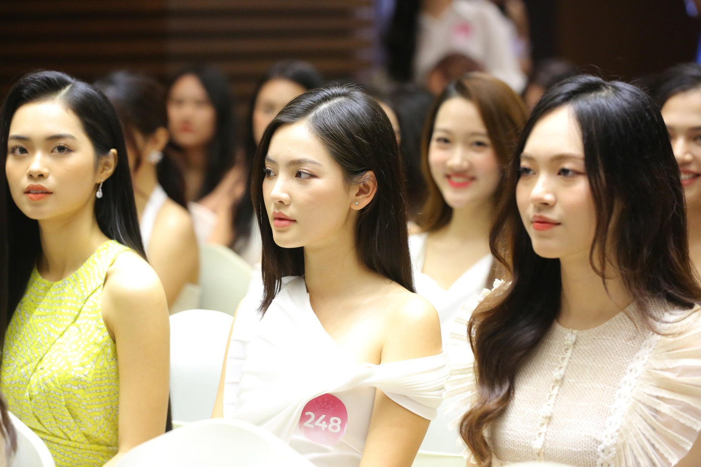 Thí sinh Phạm Giáng My (2004, Ninh Bình) chia sẻ cô cảm thấy hồi hộp và có phần choáng ngợp trước không khí buổi sơ khảo phía Bắc Hoa hậu Việt Nam 2022. Giáng My vừa đăng quang cuộc thi Người đẹp Hoa Lư. “Các thí sinh dự thi Hoa hậu Việt Nam 2022 đều xinh đẹp, không chỉ có nhan sắc ấn tượng mà còn tài năng”, Giáng My nói.