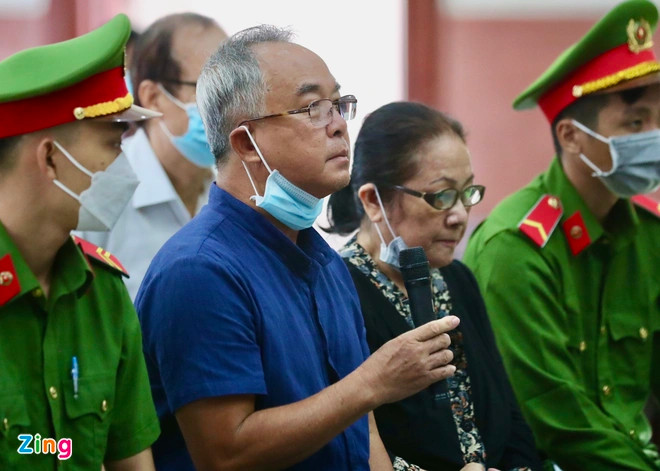 8h40, bà Dương Thị Bạch Diệp, ông Nguyễn Thành Tài bị cảnh sát áp giải đến phòng xử án. Các bị cáo đã lớn tuổi, sức khỏe yếu, nên HĐXX cho phép các bị cáo ngồi trong quá trình xét xử.