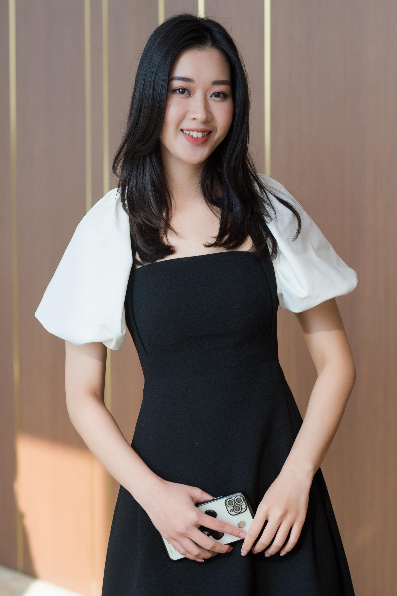 Thí sinh Nguyễn Linh Thu hiện là BTV - MC Đài truyền hình Quốc hội Việt Nam. Linh Thu sinh năm 1999 ở Hà Nội. Cô có chiều cao 1,73 m, từng học tại Học viện Báo chí và Tuyên truyền.