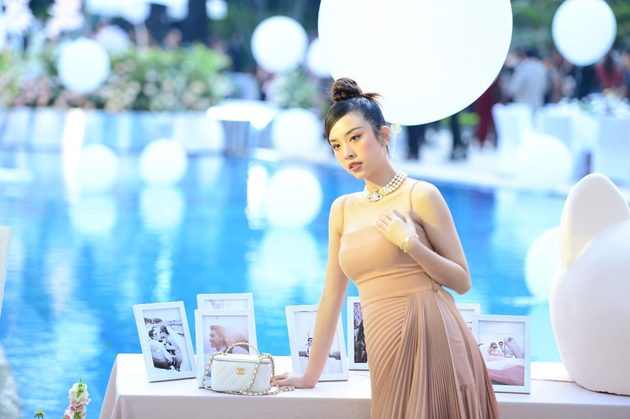 Á hậu Thúy An sớm có mặt dự hôn lễ của Phương Nga. Đăng quang cùng thời điểm, bộ ba Tiểu Vy - Phương Nga - Thúy An giữ mối quan hệ thân thiết.