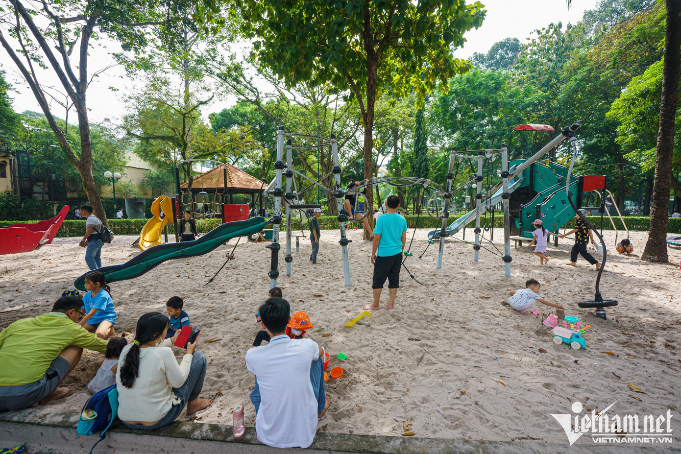 Ngoài ra, công viên Tao Đàn còn có khu vui chơi dưới cát dành cho thiếu nhi vào dịp cuối tuần. Phụ huynh có thêm lựa chọn điểm vui chơi cho con trẻ.