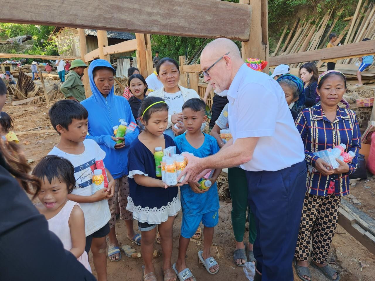 Ông Craig Tanner - Công ty cổ phần thực phẩm sữa TH tặng các sản phẩm sữa tươi sạch và đồ uống tốt cho sức khoẻ tới người dân vùng lũ. Ông Craig Tanner - Công ty cổ phần thực phẩm sữa TH tặng các sản phẩm sữa tươi sạch và đồ uống tốt cho sức khoẻ tới người dân vùng lũ.
