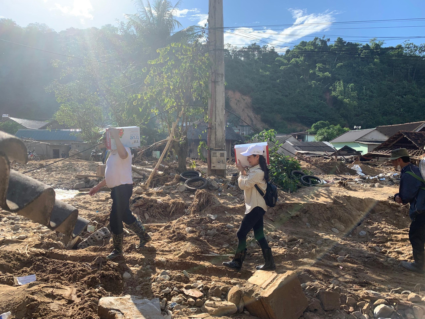 Vác sữa vào cứu trợ bà con… Bản làng dưới chân núi nay ngổn ngang, bề bộn sau trận lũ ác nghiệt… Vác sữa vào cứu trợ bà con… Bản làng dưới chân núi nay ngổn ngang, bề bộn sau trận lũ ác nghiệt…