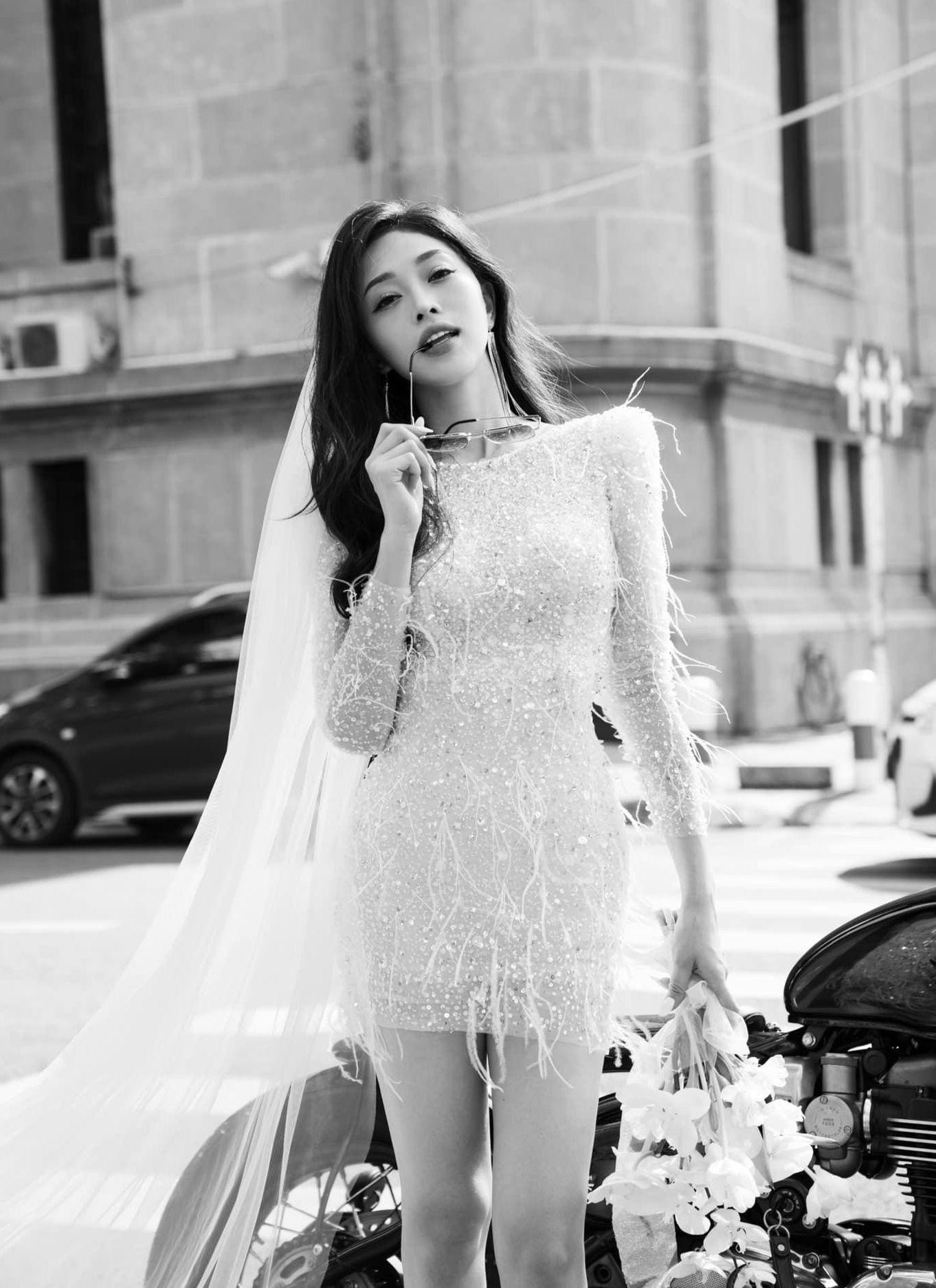 Chia sẻ với Tiền Phong, Phương Nga nói: “Lễ cưới là sự kiện đặc biệt quan trọng và thiêng liêng với cô dâu, chú rể. Trong đó, màu trắng váy cưới của cô dâu có ý nghĩa biểu trưng. Vì vậy, các khách mời không mặc màu trắng chính là để dành sự đặc biệt nhất cho cô dâu trong ngày trọng đại của mình”.