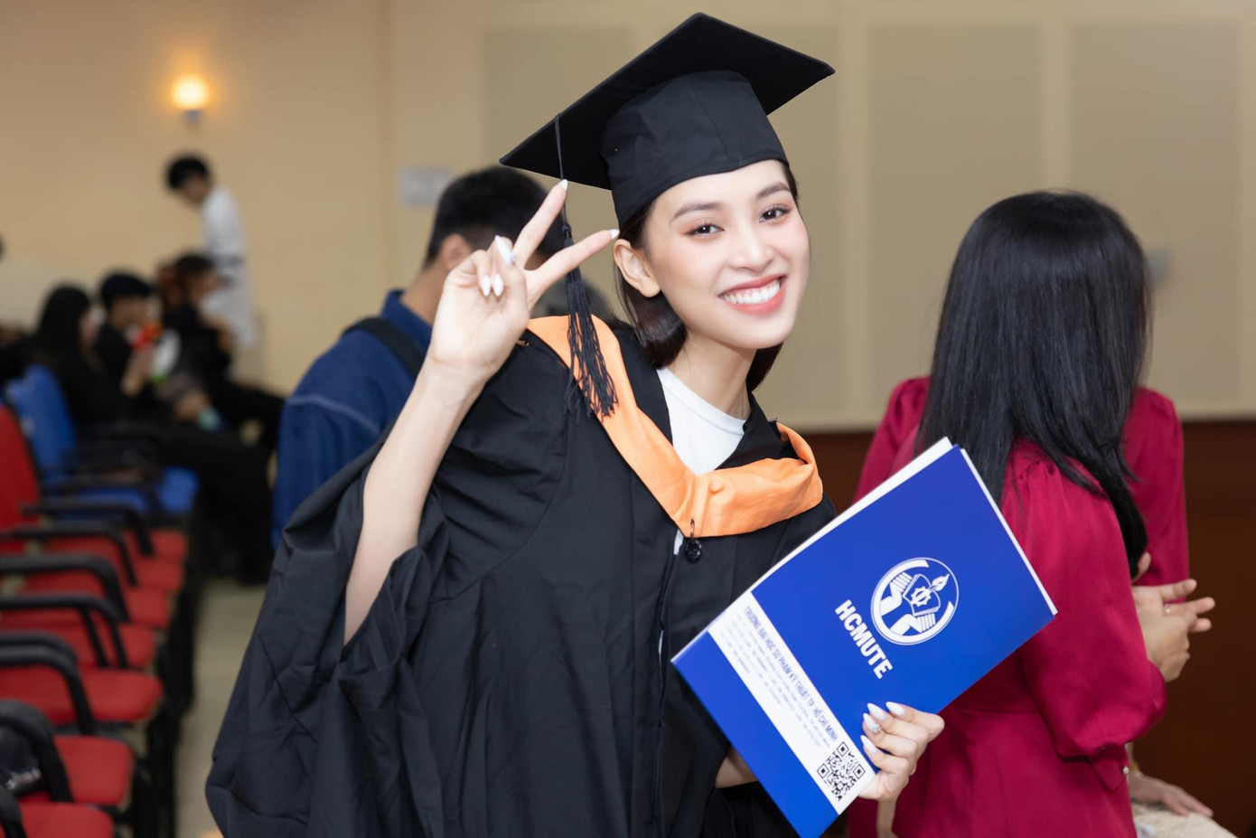 Hoa hậu Tiểu Vy trong buổi lễ tốt nghiệp tại Đại học Sư phạm Kỹ thuật TP.HCM. Ảnh: NVCC.
