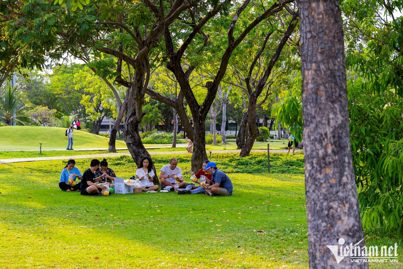 Với không gian khi lên đèn cực kỳ lung linh, các cặp đôi yêu nhau thường chọn nơi đây làm điểm hẹn hò.
