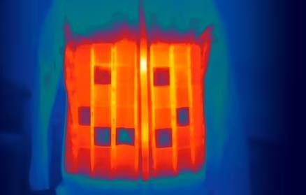 Nếu tất cả các miếng được chỉnh thành lạnh (màu xanh), người mặc áo sẽ vô hình trước cảm biến tầm nhiệt hồng ngoại - Ảnh: Vollebak