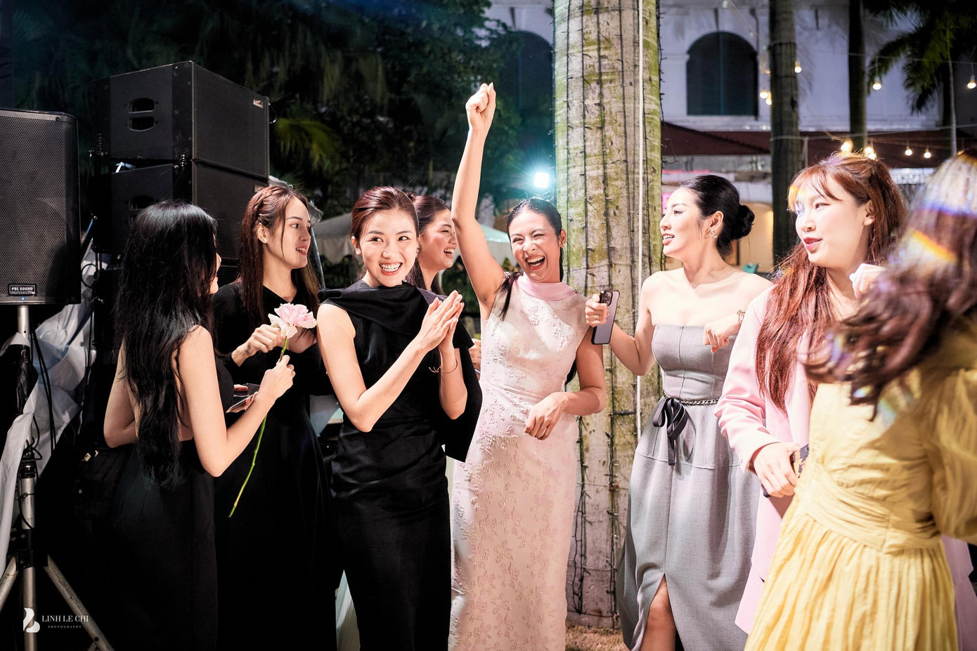 Tối 21/10, đám cưới Á hậu Phương Nga và diễn viên Bình An diễn ra tại một khách sạn ở Hà Nội. Hôn lễ quy tụ dàn sao Việt như Hoa hậu Ngọc Hân, Đỗ Mỹ Linh, Đỗ Thị Hà, Lương Thùy Linh, Á hậu Thanh Tú, Tú Anh, diễn viên Thanh Sơn, Khả Ngân, Lương Thanh, Doãn Quốc Đam, Huyền Lizzie, Đình Tú…