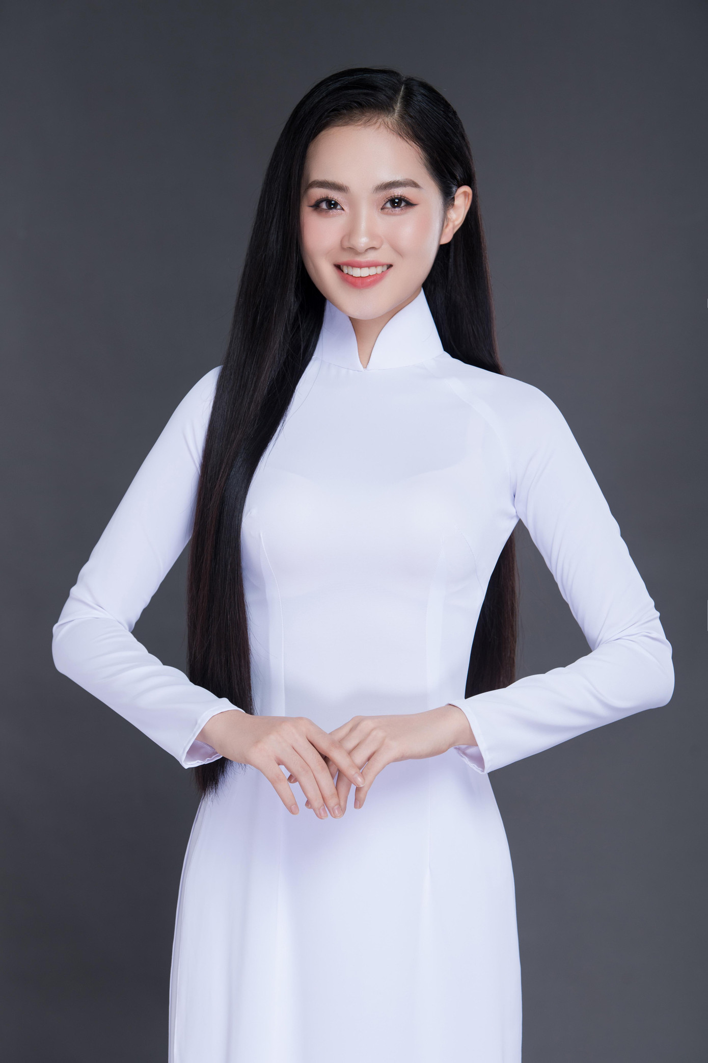 Thí sinh Nguyễn Phương Anh sinh năm 2002 ở Hải Phòng. Cô là sinh viên Đại học RMIT - Hà Nội. Phương Anh có thành tích học tập “khủng”: Á khoa đầu vào khối chuyên Văn trường THPT chuyên Trần Phú, Hải Phòng, giải Khuyến Khích học sinh giỏi miền Duyên hải Bắc bộ năm 2018, giải Nhì học sinh giỏi cấp thành phố môn Ngữ văn năm 2019, giải Nhì học sinh giỏi cấp Quốc gia môn Ngữ văn năm 2020.